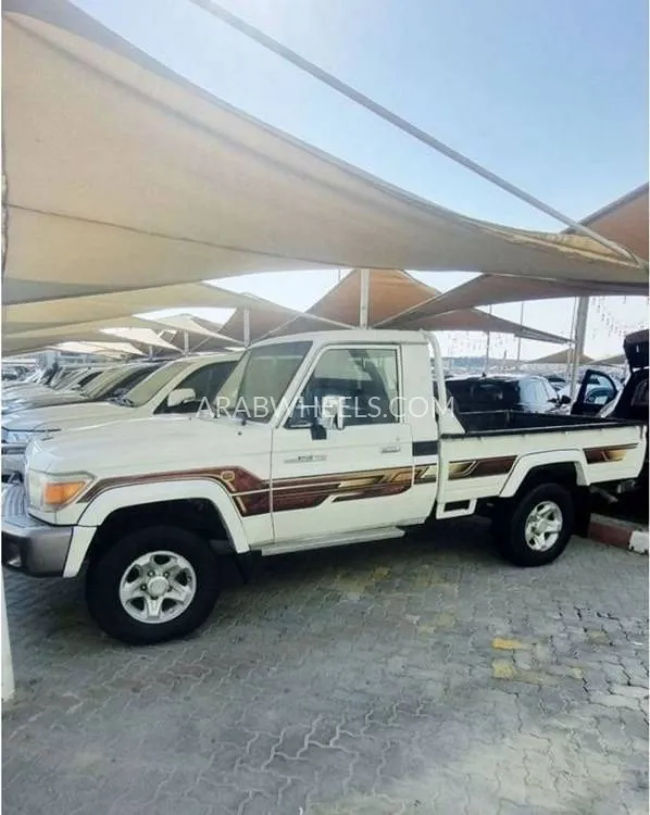 Toyota Land Cruiser 70 Series 2015 for Sale in Sharjah Image-2