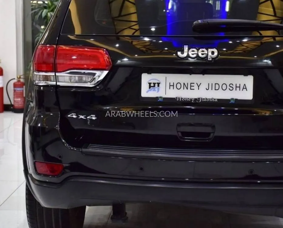 Jeep Cherokee 2018 for Sale in Dubai Image-8