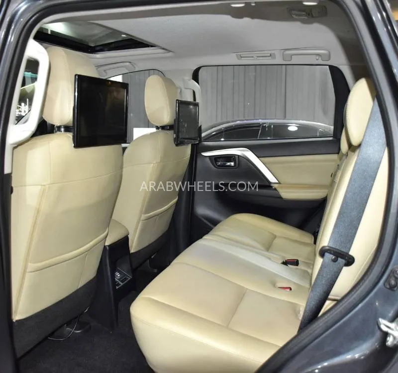 Mitsubishi Montero Sport 2023 for Sale in Dubai Image-16