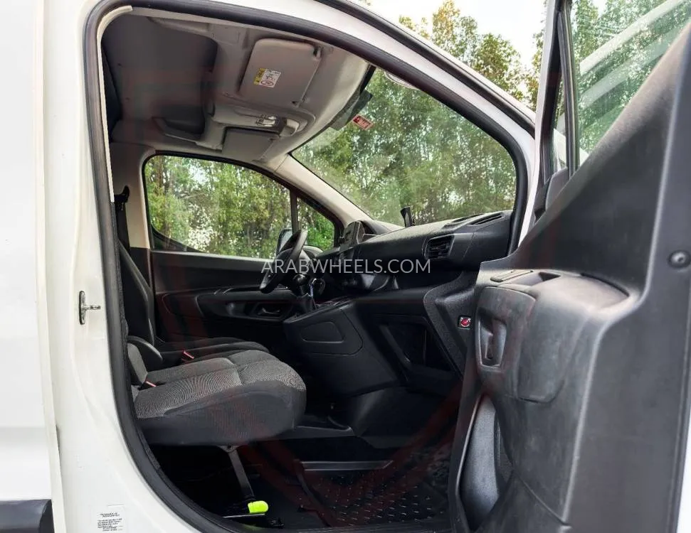 Peugeot Partner 2022 for Sale in Sharjah Image-10