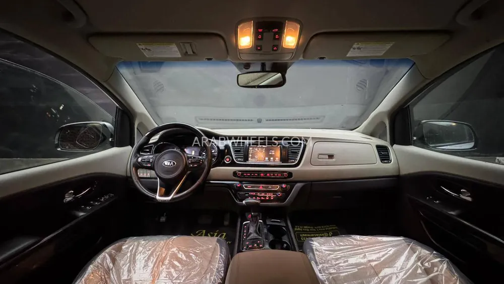 Kia Sedona 2017 for Sale in Sharjah Image-8