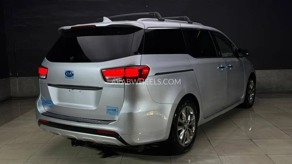 Kia Sedona 2017 for Sale in Sharjah Image-6