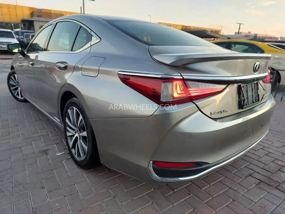 Lexus ES 2019 for Sale in Sharjah Image-2