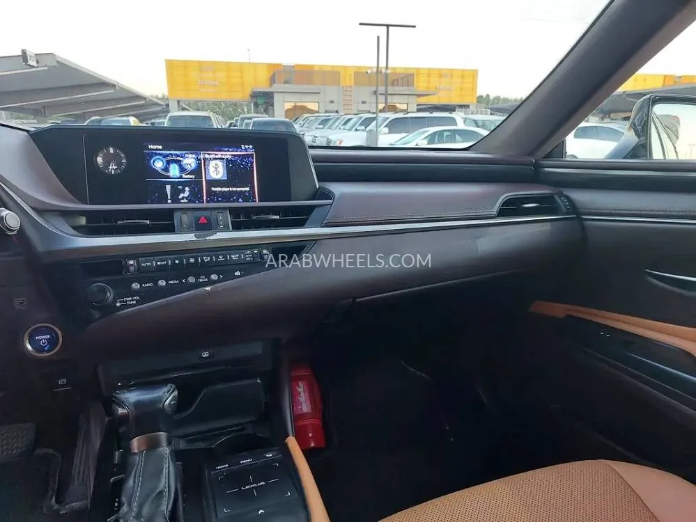 Lexus ES 2019 for Sale in Sharjah Image-4