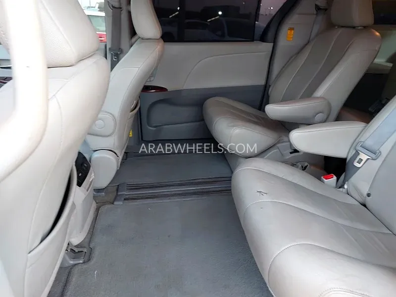Toyota Sienna 2014 for Sale in Sharjah Image-6
