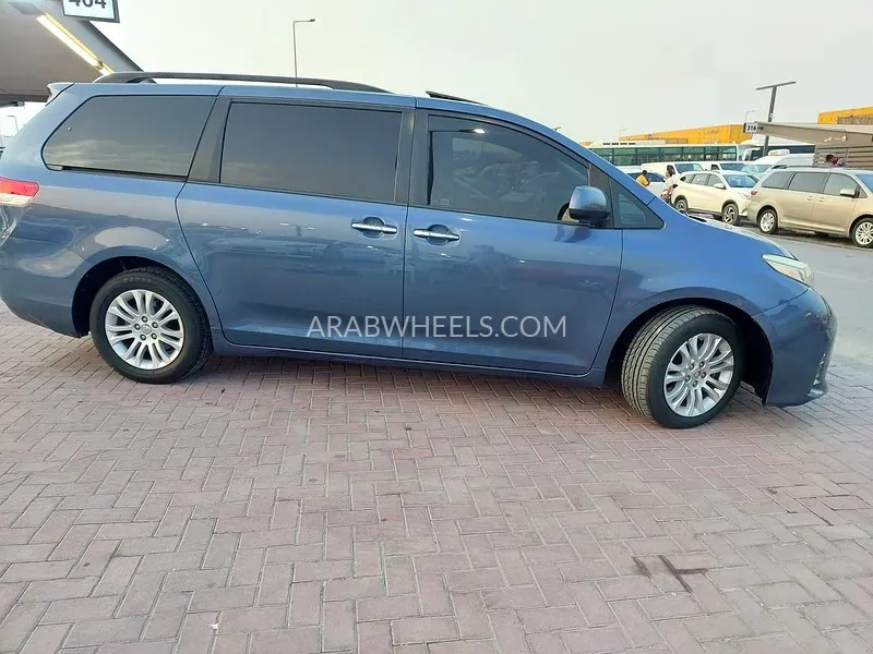 Toyota Sienna 2014 for Sale in Sharjah Image-16