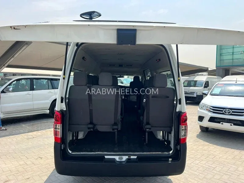 Nissan Urvan 2020 for Sale in Sharjah Image-6