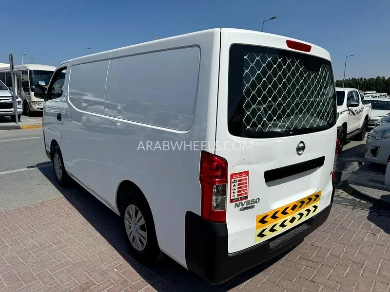 Nissan Urvan 2021 for Sale in Sharjah Image-3