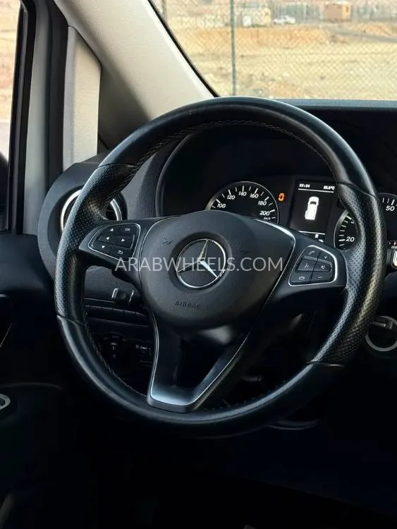 Mercedes Benz V Class 2018 for Sale in Abu Dhabi Image-4