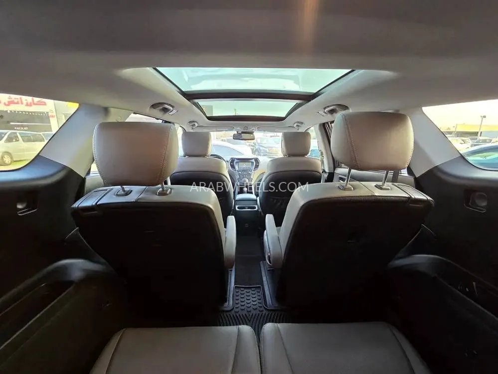 Hyundai Grand Santa Fe 2017 for Sale in Ajman Image-5