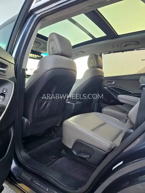 Hyundai Grand Santa Fe 2017 for Sale in Ajman Image-6