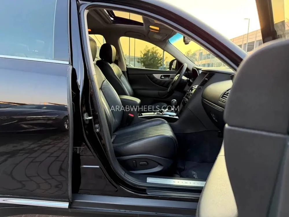 إنفينيتي QX70 2018 for Sale in الشارقة Image-6