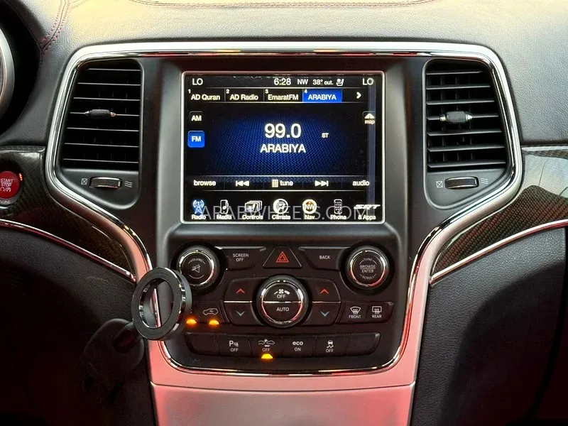 Jeep Cherokee 2015 for Sale in Sharjah Image-4