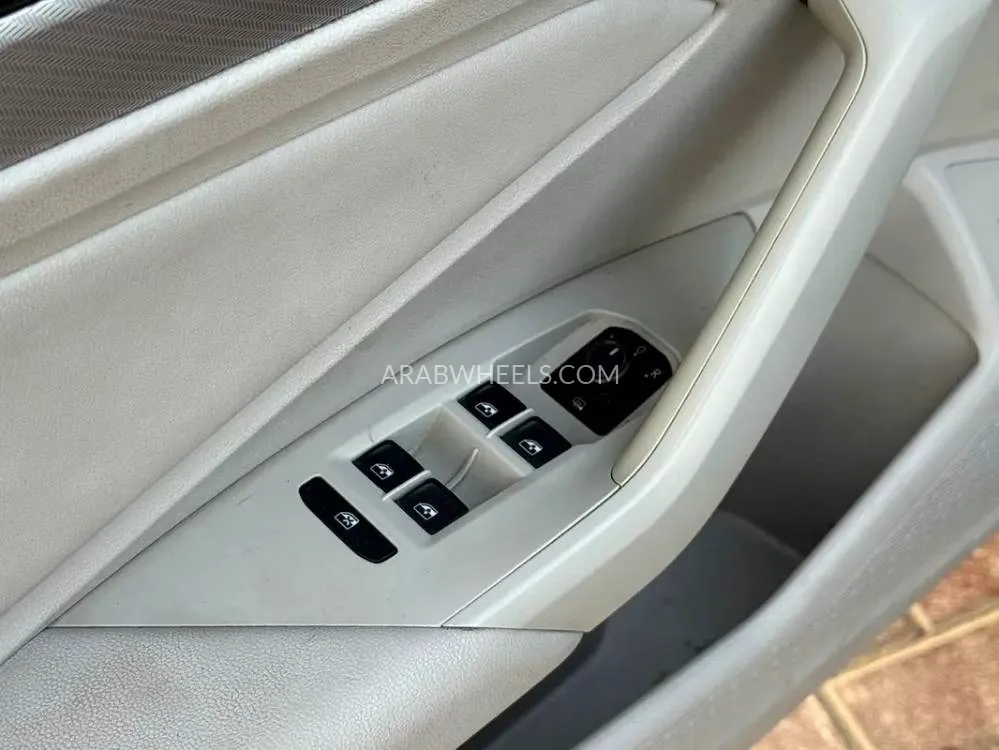 Volkswagen Jetta 2019 for Sale in Sharjah Image-2