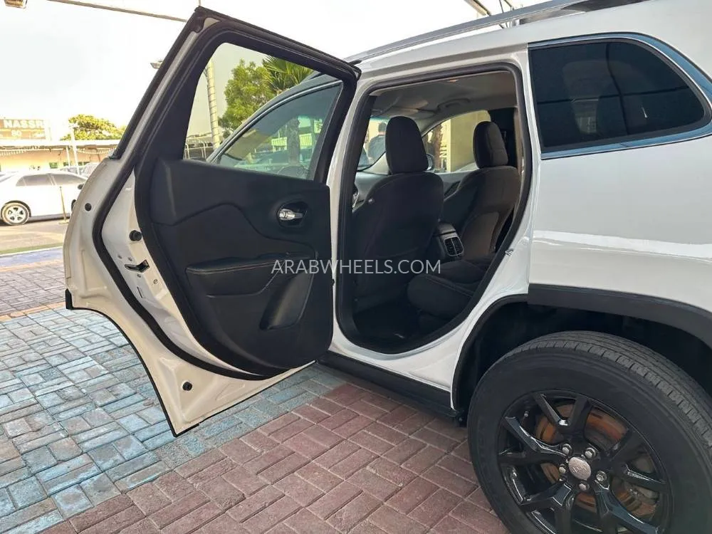 Jeep Cherokee 2016 for Sale in Ajman Image-3