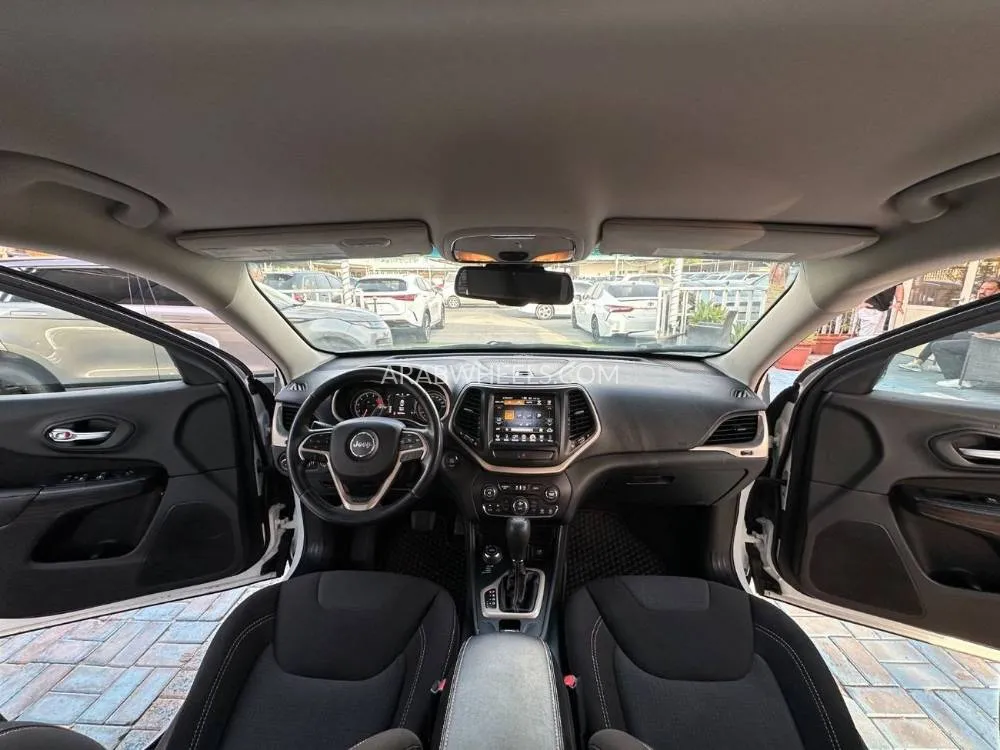 Jeep Cherokee 2016 for Sale in Ajman Image-5