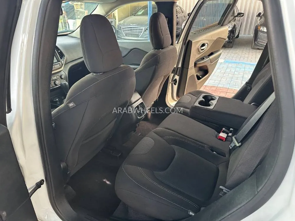Jeep Cherokee 2016 for Sale in Ajman Image-8
