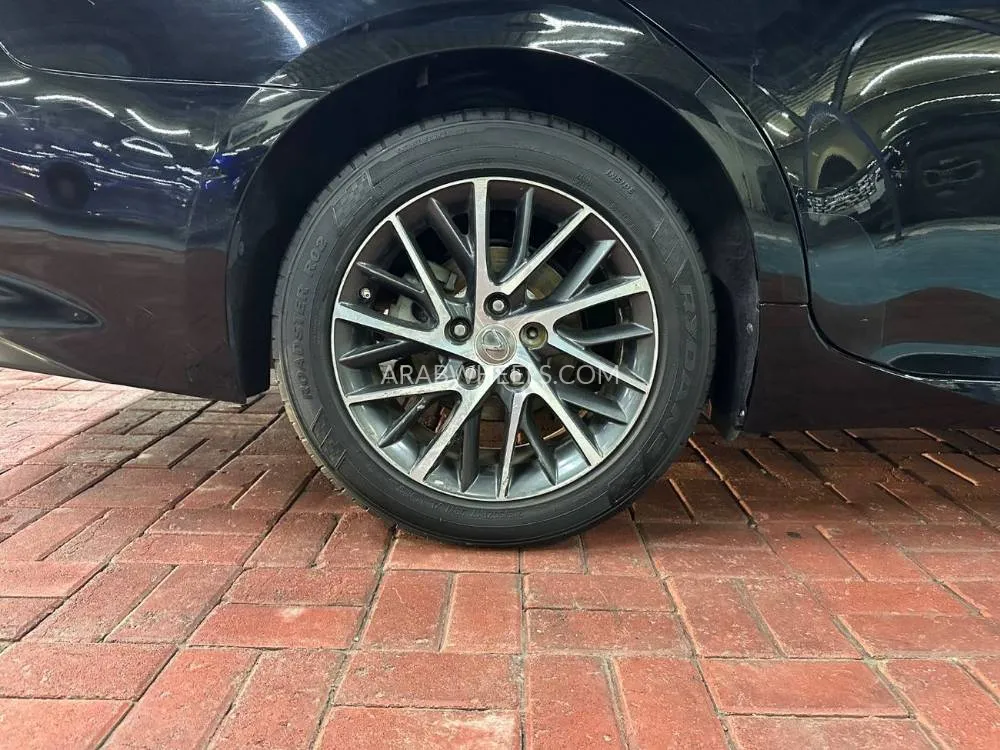 Lexus ES 2018 for Sale in Ajman Image-5