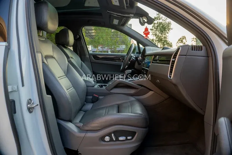 Porsche Cayenne 2019 for Sale in Dubai Image-12