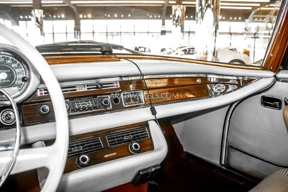 مرسيدس بنز 280 1970 for Sale in أبو ظبي Image-11