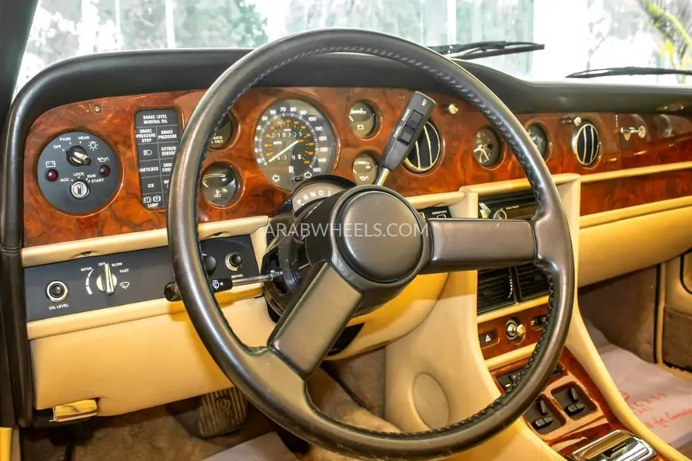 Rolls Royce Corniche 1985 for Sale in Abu Dhabi Image-12