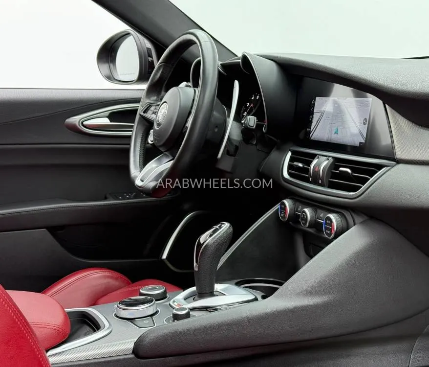 Alfa Romeo Giulia 2023 for Sale in Dubai Image-7