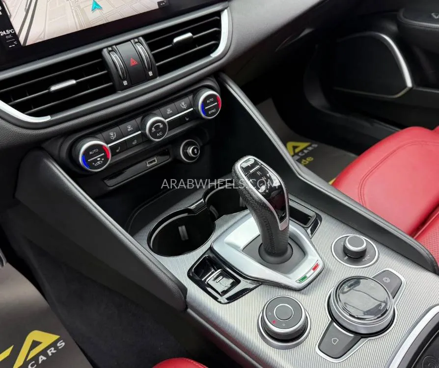 Alfa Romeo Giulia 2023 for Sale in Dubai Image-17