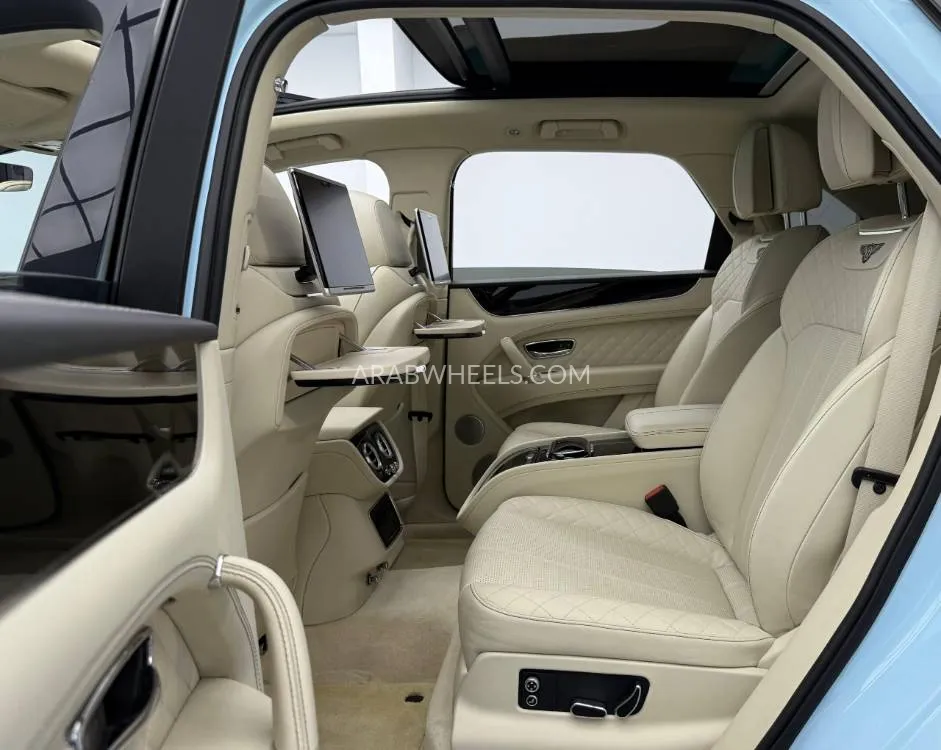 بينتلي بينتايجا 2019 for Sale in دبي Image-17