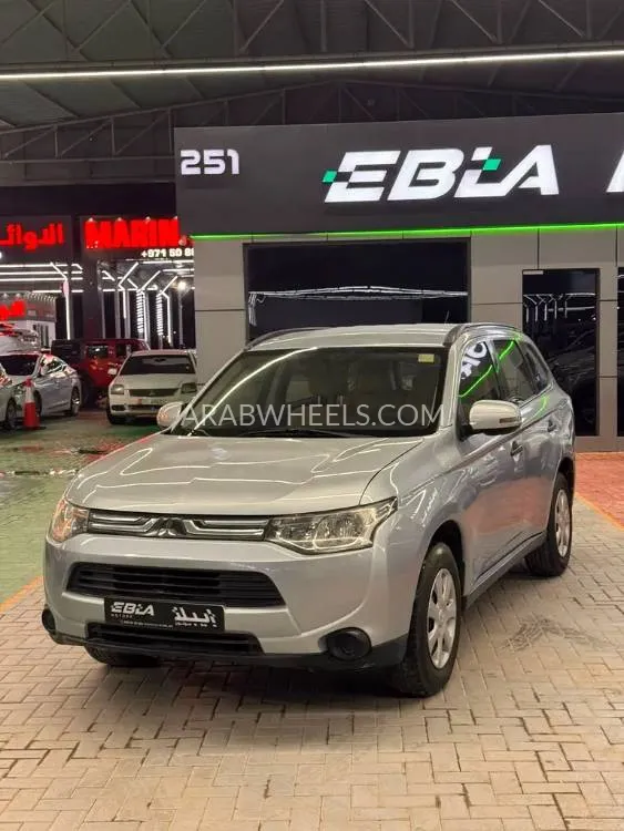 ميتسوبيشي أوتلاندر 2014 for Sale in عجمان Image-2