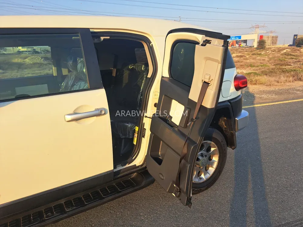 Toyota FJ Cruiser 2011 for Sale in Sharjah Image-8