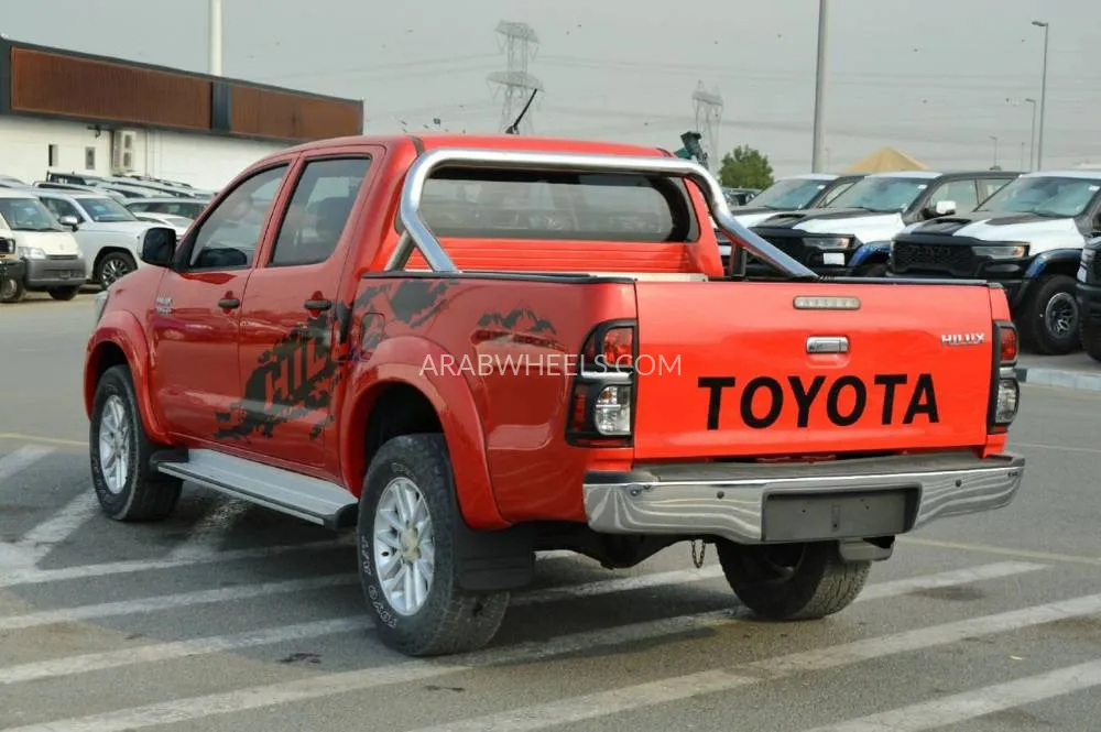 Toyota Hilux 2015 for Sale in Dubai Image-6