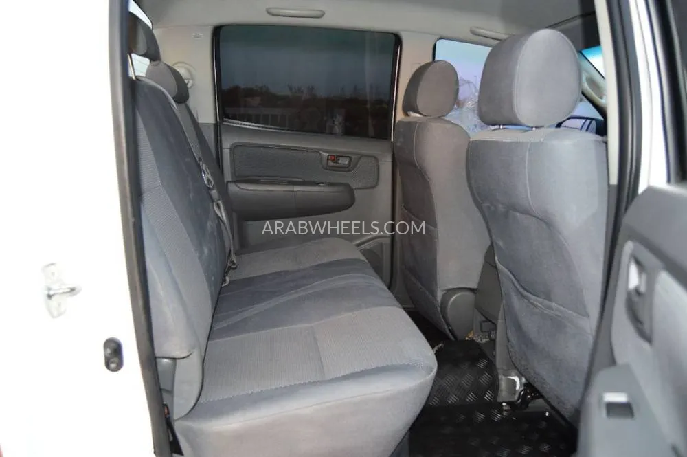 Toyota Hilux 2015 for Sale in Dubai Image-14