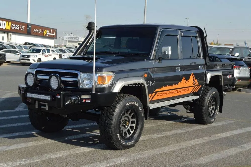 Toyota Land Cruiser 70 Series 2015 for Sale in Dubai Image-2