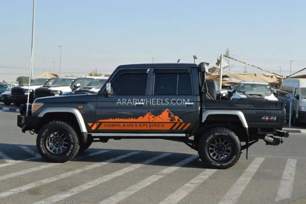 Toyota Land Cruiser 70 Series 2015 for Sale in Dubai Image-5