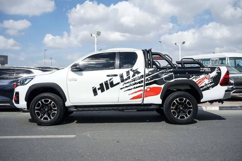 Toyota Hilux 2021 for Sale in Dubai Image-9