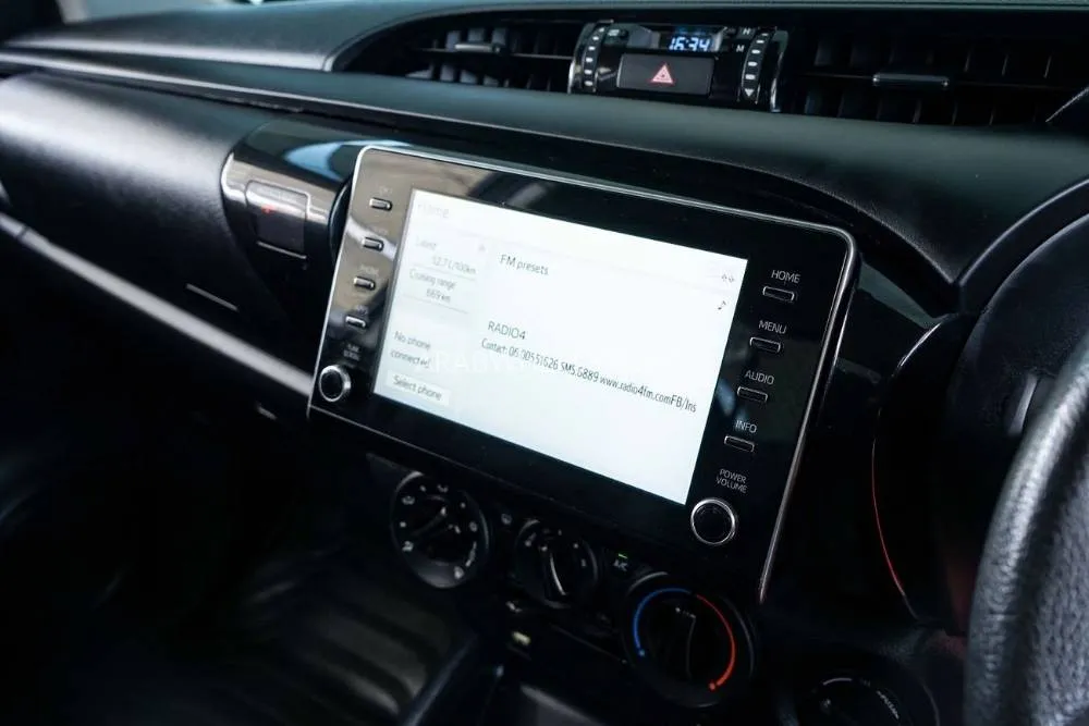 Toyota Hilux 2021 for Sale in Dubai Image-11