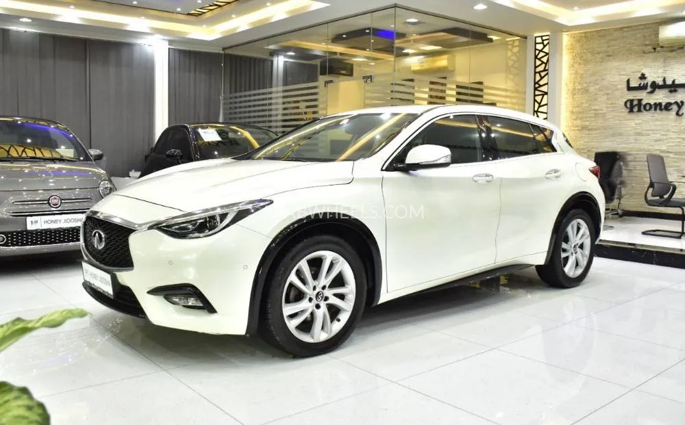 إنفينيتي Q30 2018 for Sale in دبي Image-3