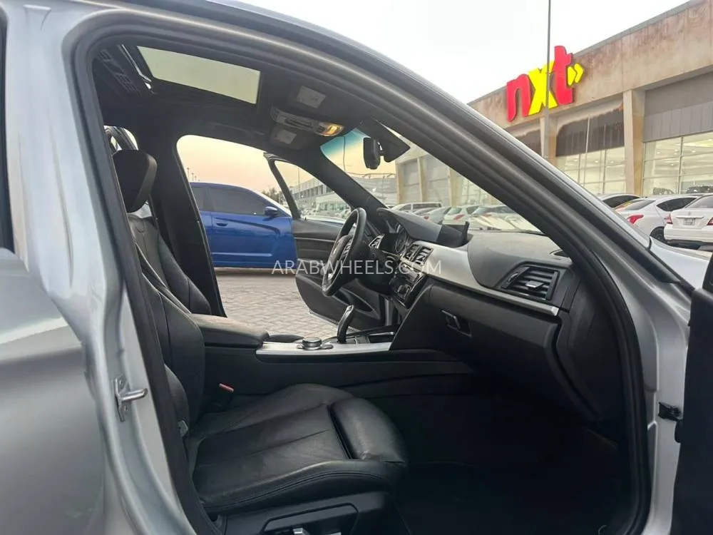 بي إم دبليو الفئة الثالثة 2018 for Sale in الشارقة Image-8