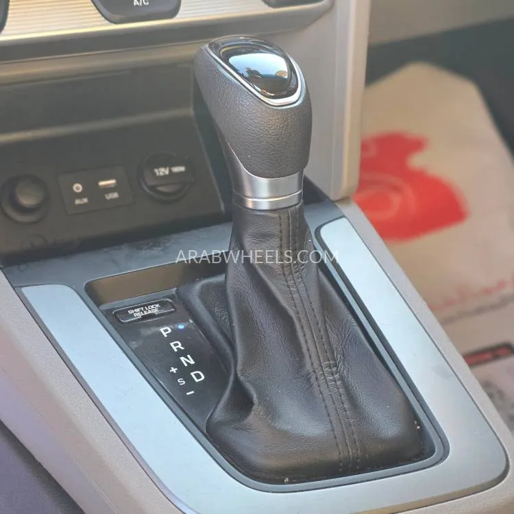 Hyundai Elantra 2020 for Sale in Sharjah Image-19