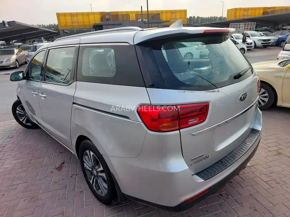 Kia Grand Carnival 2020 for Sale in Sharjah Image-10
