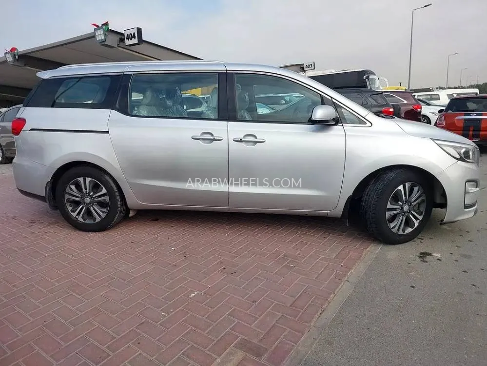 Kia Grand Carnival 2020 for Sale in Sharjah Image-11