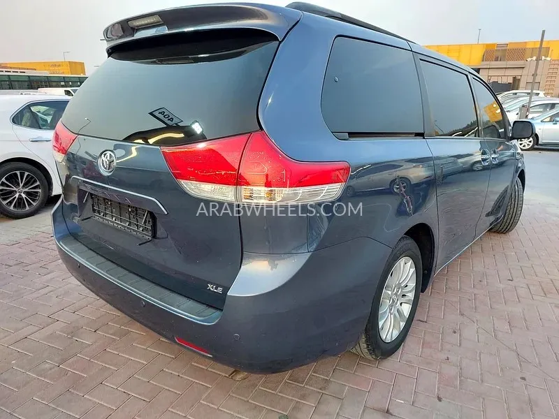 Toyota Sienna 2014 for Sale in Sharjah Image-13