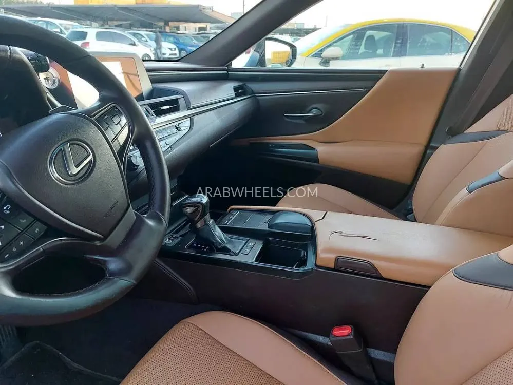 Lexus ES 2019 for Sale in Sharjah Image-9