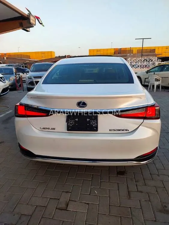 Lexus ES 2019 for Sale in Sharjah Image-3