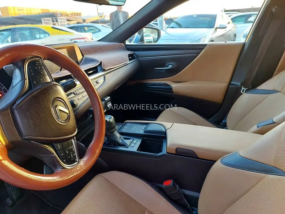 Lexus ES 2019 for Sale in Sharjah Image-7
