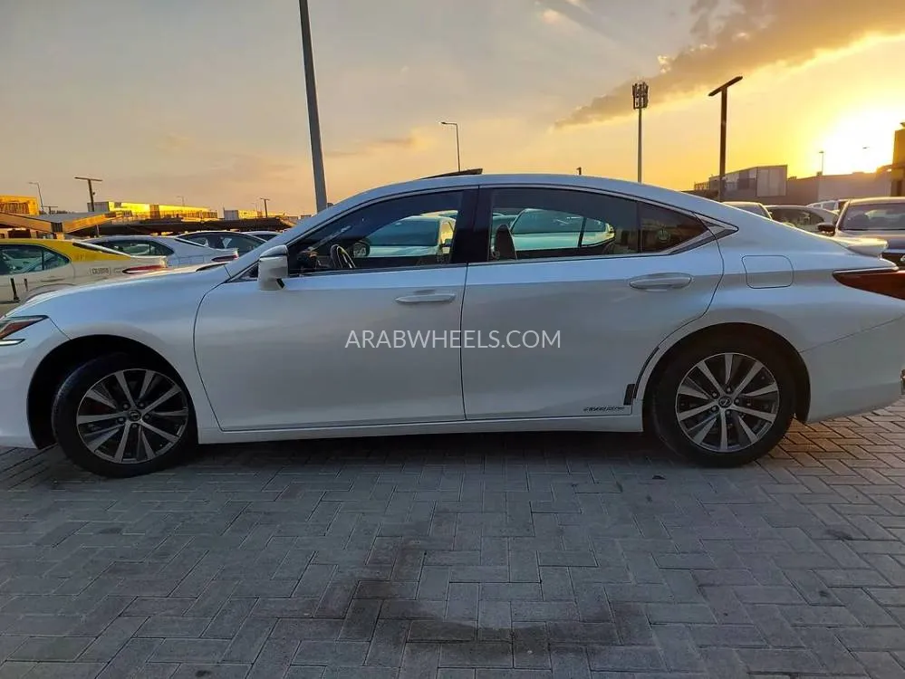Lexus ES 2019 for Sale in Sharjah Image-10