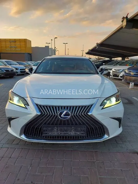 Lexus ES 2019 for Sale in Sharjah Image-12