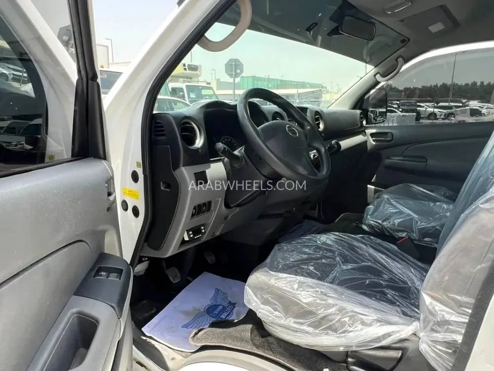 Nissan Urvan 2020 for Sale in Sharjah Image-9