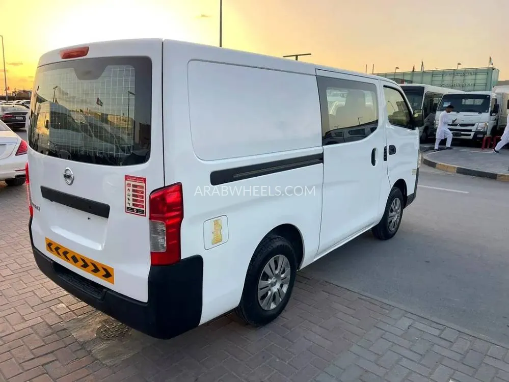 Nissan Urvan 2022 for Sale in Sharjah Image-11
