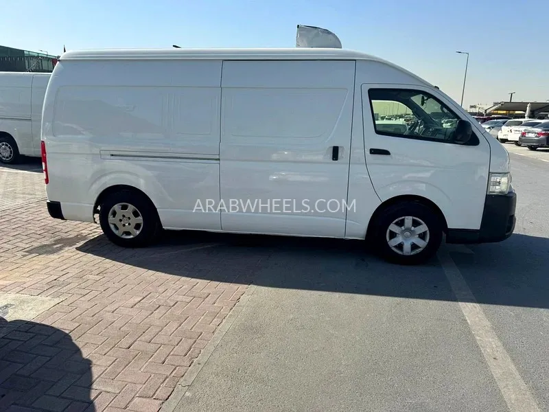 Toyota Hiace 2016 for Sale in Sharjah Image-4